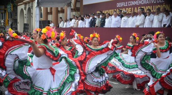 El mandatario estatal, Cuitláhuac García Jiménez, en compañía  de su Gabinete, mandos militares y Edel Álvarez,  magistrado presidente del TSJ, encabezó el desfile conmemorativo por el 109 aniversario del inicio de la Revolución Mexicana.
