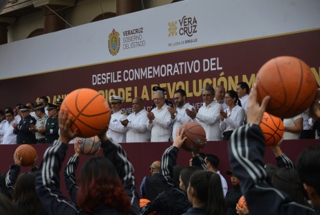 El mandatario estatal, Cuitláhuac García Jiménez, en compañía  de su Gabinete, mandos militares y Edel Álvarez,  magistrado presidente del TSJ, encabezó el desfile conmemorativo por el 109 aniversario del inicio de la Revolución Mexicana. 