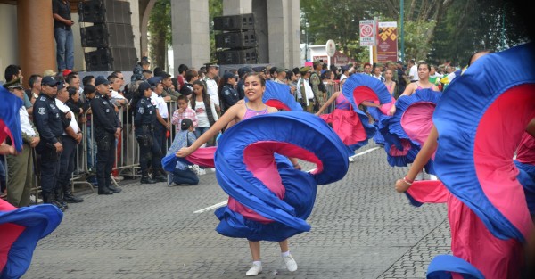 Contingentes de instituciones educativas participaron en el desfile conmemorativo al 109 aniversario del inicio de la Revolución Mexicana.  