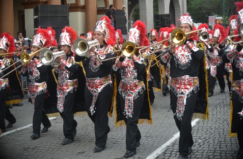 Contingentes de instituciones educativas participaron en el desfile conmemorativo al 109 aniversario del inicio de la Revolución Mexicana.  