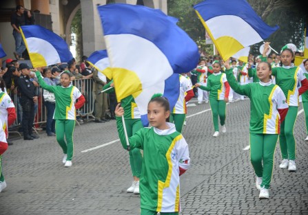 Contingentes de instituciones educativas participaron en el desfile conmemorativo al 109 aniversario del inicio de la Revolución Mexicana.  