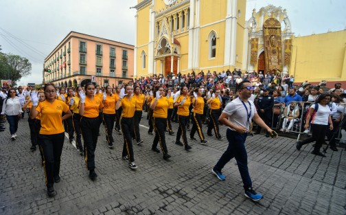 Contingentes de instituciones educativas participaron en el desfile conmemorativo al 109 aniversario del inicio de la Revolución Mexicana.  