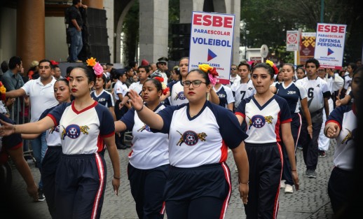Contingentes de instituciones educativas participaron en el desfile conmemorativo al 109 aniversario del inicio de la Revolución Mexicana.  