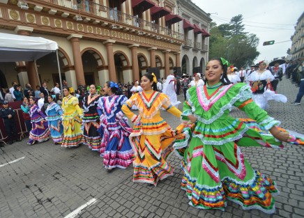 Contingentes de instituciones educativas participaron en el desfile conmemorativo al 109 aniversario del inicio de la Revolución Mexicana.  