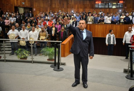  Antonio García Reyes rindió protesta como diputado suplente en lugar de Juan Carlos Molina, asesinado en el municipio de Medellín.  