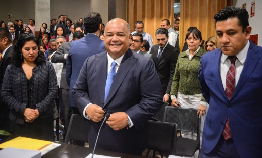 Eric Patrocinio Cisneros, secretario de Gobierno, arrancó las comparecencias del gabinete del mandatario estatal, Cuitláhuac García, ante la Comisión de Gobernación, en medio de muchos cuestionamientos pero sobre todo de mucho apoyo tanto de legisladores como de colaboradores.  