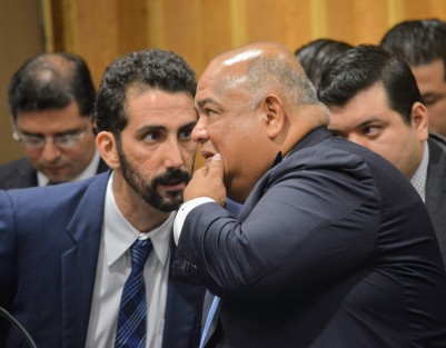 Eric Patrocinio Cisneros, secretario de Gobierno, arrancó las comparecencias del gabinete del mandatario estatal, Cuitláhuac García, ante la Comisión de Gobernación, en medio de muchos cuestionamientos pero sobre todo de mucho apoyo tanto de legisladores como de colaboradores.  