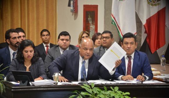 Eric Patrocinio Cisneros, secretario de Gobierno, arrancó las comparecencias del gabinete del mandatario estatal, Cuitláhuac García, ante la Comisión de Gobernación, en medio de muchos cuestionamientos pero sobre todo de mucho apoyo tanto de legisladores como de colaboradores.  