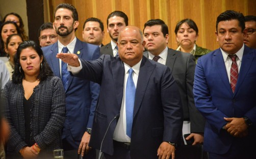 Eric Patrocinio Cisneros, secretario de Gobierno, arrancó las comparecencias del gabinete del mandatario estatal, Cuitláhuac García, ante la Comisión de Gobernación, en medio de muchos cuestionamientos pero sobre todo de mucho apoyo tanto de legisladores como de colaboradores.  