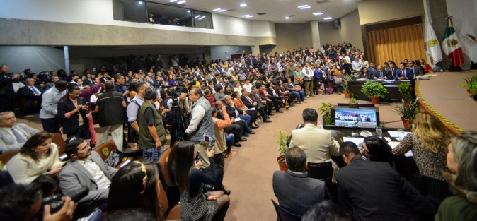 Eric Patrocinio Cisneros, secretario de Gobierno, arrancó las comparecencias del gabinete del mandatario estatal, Cuitláhuac García, ante la Comisión de Gobernación, en medio de muchos cuestionamientos pero sobre todo de mucho apoyo tanto de legisladores como de colaboradores.  