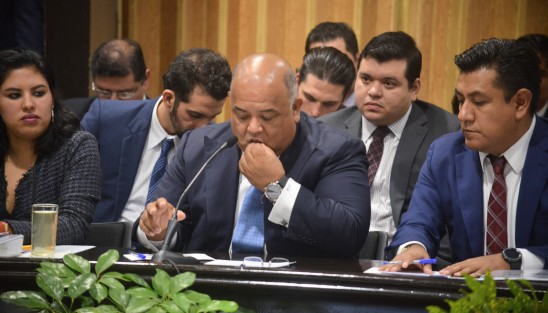 Eric Patrocinio Cisneros, secretario de Gobierno, arrancó las comparecencias del gabinete del mandatario estatal, Cuitláhuac García, ante la Comisión de Gobernación, en medio de muchos cuestionamientos pero sobre todo de mucho apoyo tanto de legisladores como de colaboradores. 