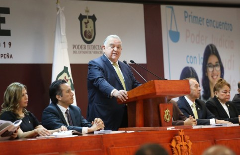 Durante su discurso, Álvarez Peña ofreció una disculpa a los indígenas que se han visto afectado por la mala aplicación de la justicia, que los mantuvo presos pese a haber estado en posibilidades de lograr su libertad. 