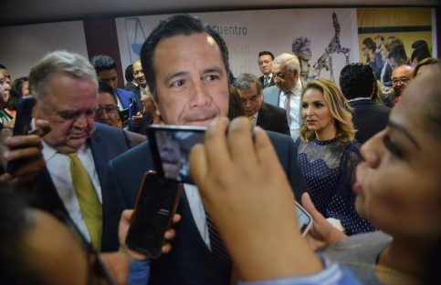 El Gobernador Cuitláhuac García informó que este jueves se firmó el convenio para la reestructuración de la deuda pública de 38 mil millones de pesos, con instituciones bancarias como Banobras y Bancomer entre otros. .
