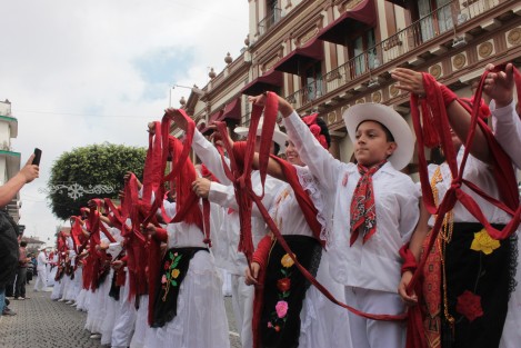 Con la participación de 2489 bailarines, se rompió el Récord La Bamba, evento que por quinto año consecutivo se realiza en el centro de la ciudad de Xalapa, convocado por el Ballet Folklórico de la Universidad Veracruzana.   