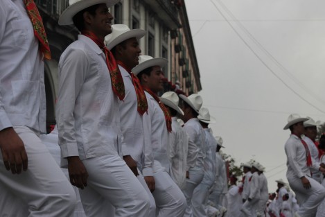 Con la participación de 2489 bailarines, se rompió el Récord La Bamba, evento que por quinto año consecutivo se realiza en el centro de la ciudad de Xalapa, convocado por el Ballet Folklórico de la Universidad Veracruzana.   