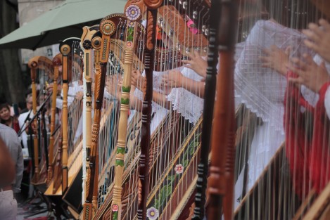 Con la participación de 2489 bailarines, se rompió el Récord La Bamba, evento que por quinto año consecutivo se realiza en el centro de la ciudad de Xalapa, convocado por el Ballet Folklórico de la Universidad Veracruzana.  