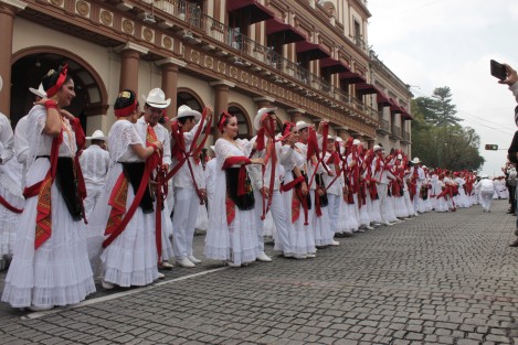 Con la participación de 2489 bailarines, se rompió el Récord La Bamba, evento que por quinto año consecutivo se realiza en el centro de la ciudad de Xalapa, convocado por el Ballet Folklórico de la Universidad Veracruzana.  