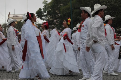 Con la participación de 2489 bailarines, se rompió el Récord La Bamba, evento que por quinto año consecutivo se realiza en el centro de la ciudad de Xalapa, convocado por el Ballet Folklórico de la Universidad Veracruzana.  