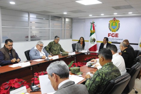 La Encargada del Despacho de la Fiscalía General del Estado (FGE), Verónica Hernández Giadáns encabezó junto al Gobernador, Cuitláhuac García Jiménez y el Secretario de Gobierno, Eric Cisneros Burgos, la reunión de la Mesa de Coordinación Estatal para Construcción de la Paz, en las oficinas centrales del organismo autónomo. 