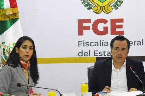 La Encargada del Despacho de la Fiscalía General del Estado (FGE), Verónica Hernández Giadáns encabezó junto al Gobernador, Cuitláhuac García Jiménez y el Secretario de Gobierno, Eric Cisneros Burgos, la reunión de la Mesa de Coordinación Estatal para Construcción de la Paz, en las oficinas centrales del organismo autónomo.