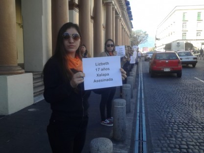 Maestras y alumnas de la UV en compañía de algunas autoridades municipales, se manifestaron de manera pacífica frente a Palacio de Gobierno para conmemorar el Día Internacional de la Eliminación de la Violencia contra la Mujer. 