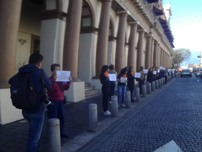 Maestras y alumnas de la UV en compañía de algunas autoridades municipales, se manifestaron de manera pacífica frente a Palacio de Gobierno para conmemorar el Día Internacional de la Eliminación de la Violencia contra la Mujer. 
