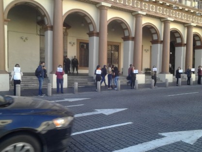 Maestras y alumnas de la UV en compañía de algunas autoridades municipales, se manifestaron de manera pacífica frente a Palacio de Gobierno para conmemorar el Día Internacional de la Eliminación de la Violencia contra la Mujer. 