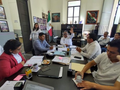 Este lunes se celebró la Sesión de Cabildo a puertas abiertas del Ayuntamiento de Teocelo,  encabezada por el Alcalde Mario Antonio Chama Díaz, donde se abordaron temas referentes a estados financieros, corte de caja e informe mensual de Obra Pública, estuvieron presentes la Síndica Municipal, Zayra del Carmen Martínez Andrade; el Regidor Único, Luis Valencia López; el Tesorero Municipal, Juan José Chávez Hernández, el Director de Obras Públicas, Guillermo Alberto Lucas Martín y el Secretario del Ayuntamiento, Zimri Abimelech Arellano. 