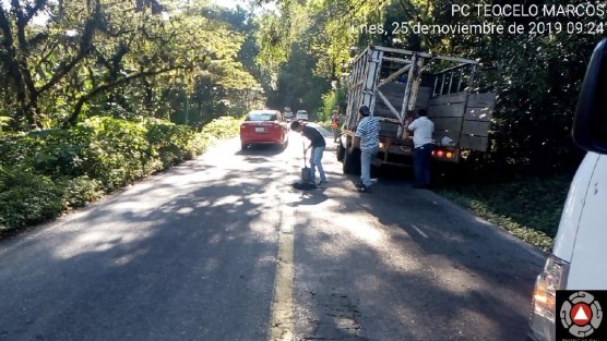  Personal de Servicios Generales del Ayuntamiento de Teocelo, en coordinación con Protección Civil Teocelo , realizaron trabajos de bacheo en el tramo carretero de la Barranca Matlacobatl.