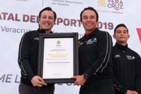 El gobernador de Veracruz Cuitláhuac García entregó el Premio Estatal del Deporte 2019 a jóvenes destacados en diferentes disciplinas en  la sede del Instituto Veracruzano del Deporte.