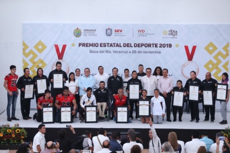 El gobernador de Veracruz Cuitláhuac García entregó el Premio Estatal del Deporte 2019 a jóvenes destacados en diferentes disciplinas en  la sede del Instituto Veracruzano del Deporte.