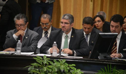Enrique de Jesús Nachón García, secretario de Desarrollo Económico  y Portuario, acudió a comparecer ante el Congreso del Estado en medio de aplausos de parte de su colaboradores y halagos de parte de algunos legisladores. 