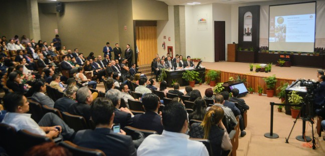Enrique de Jesús Nachón García, secretario de Desarrollo Económico  y Portuario, acudió a comparecer ante el Congreso del Estado en medio de aplausos de parte de su colaboradores y halagos de parte de algunos legisladores. 