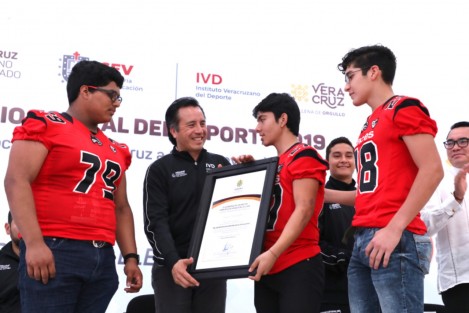 Al entregar el Premio Estatal del Deporte, el gobernador Cuitláhuac García Jiménez destacó que los atletas merecen instalaciones según su nivel, por lo que buscará el financiamiento para intervenir los espacios que están en abandono.