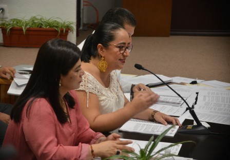 Con la presencia de algunos diputados e invitados especiales se realizó la comparecencia de la Secretaria de Turismo, Xóchitl Arbisu Lagos, quien presumió que Veracruz está en sexto lugar en turismo a nivel nacional.  