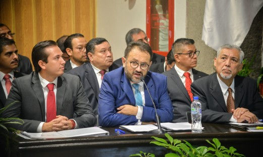  Con respuestas demasiadas cortas y con excesos de aplaudidores el titular de la Secretaría de Infraestructura y Obras Públicas, Elio Hernández Gutiérrez, compareció ante la Comisión de Comunicaciones del Congreso local.