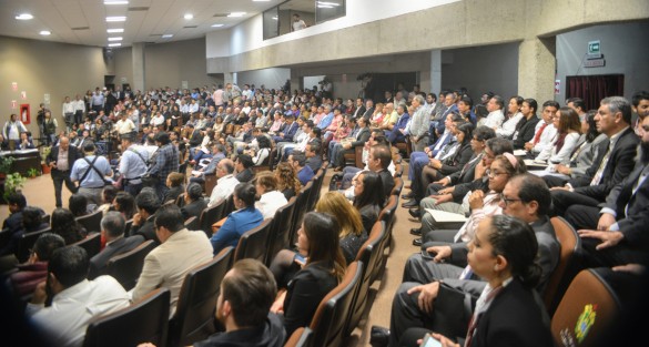  Con respuestas demasiadas cortas y con excesos de aplaudidores el titular de la Secretaría de Infraestructura y Obras Públicas, Elio Hernández Gutiérrez, compareció ante la Comisión de Comunicaciones del Congreso local.