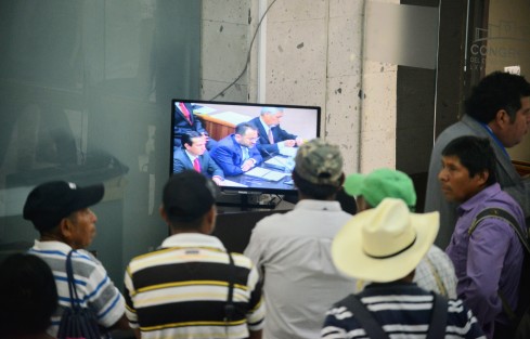 Habitantes de Monte Grande, Emiliano Zapata, Chicontepec, Zacatal Manantiales y otras, no pudieron ingresar para agradecer la construcción de un puente, El Manantial, en la zona, y a la vez exigir se  supervise ya que se construye con una mala calidad. 