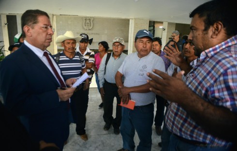 El diputado José Manuel Pozos Castro  salió para platicar con los habitantes y se comprometió para ayudarlos, incluso los pasó al auditorio.  