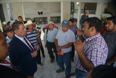 El diputado José Manuel Pozos Castro  salió para platicar con los habitantes y se comprometió para ayudarlos, incluso los pasó al auditorio.  