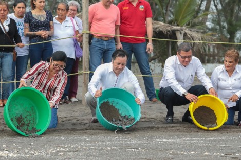 Con el fin de fortalecer el desarrollo comunitario sustentable, el gobernador Cuitláhuac García Jiménez supervisó el correcto funcionamiento de proyectos financiados a través del Fondo Ambiental Veracruzano (FAV), en los municipios de Actopan y Nautla.

