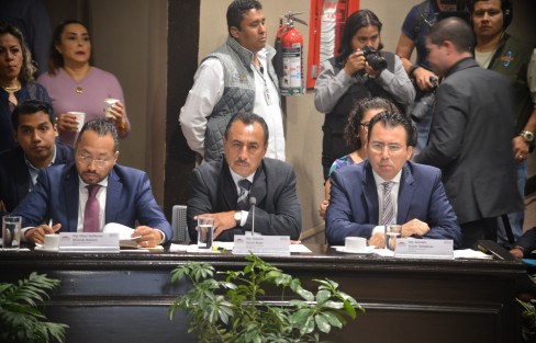 Los diputados integrantes de la Comisión Permanente de Comunicaciones, Antonio García Reyes, presidente, Gonzalo Guízar Valladares, secretario, y Omar Guillermo Miranda Romero, vocal, conocieron de voz del funcionario datos precisos sobre el estado que guarda la administración estatal en este rubro.