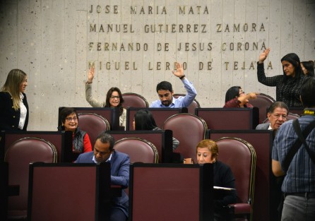 El Pleno de la LXV Legislatura aprobó la iniciativa, presentada el pasado 6 de junio por el diputado Ricardo Arturo Serna Barajas, con lo que amplían las atribuciones a los municipios para promover y proteger los derechos indígenas, impulsando su desarrollo de manera equitativa y sustentable y, sobre todo, evitando toda forma de discriminación. 
