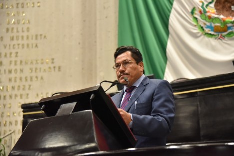 El diputado José Magdaleno Rosales Torres, presentó un anteproyecto con punto de Acuerdo con el que se prevé exhortar a los ayuntamientos de la entidad que han municipalizado su tránsito y vialidad, a que de manera urgente, emitan y publiquen sus reglamentos con las tarifas por el servicio de utilización de grúas oficiales y custodia de vehículos, así como para notificar lo anterior, por escrito, a las concesionarias autorizadas y registradas en el padrón municipal.
