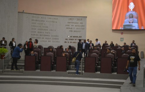 Con 41 votos, el Pleno de la LXV legislatura eligió a José Rafael Ojeda Durán, secretario de Marina, acreedor a la Medalla y Diploma <em>Adolfo Ruiz Cortines</em> 2019, por los méritos alcanzados a lo largo de su vida en el ámbito académico y su trayectoria dentro de la mencionada institución del Estado mexicano.