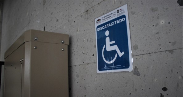 Por si estaban con el pendiente les informamos que después de un año, Protección Civil interna del Congreso  del Estado, por fin cambió la señalización por una con el logo de la LXV Legislatura.    