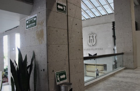 Por si estaban con el pendiente les informamos que después de un año, Protección Civil interna del Congreso  del Estado, por fin cambió la señalización por una con el logo de la LXV Legislatura.    