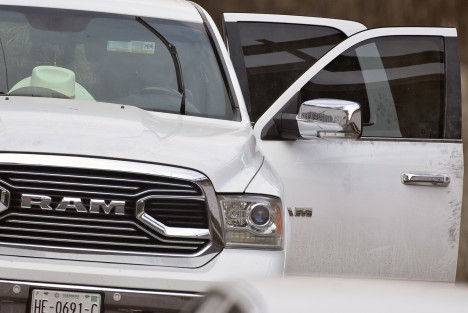 En esta camioneta con  placas del estado de Guerrero, viajaba la persona que presuntamente fue secuestrada la mañana de este jueves por varios sujetos fuertemente armados en la calle lateral de Lázaro Cárdenas con dirección a la Av. Miguel Alemán.