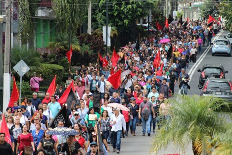 Como cada año, integrantes del SETSUV se manifestaron primeramente en la Secretaría del Trabajo, bloquearon la circulación de Ávila Camacho por algunos minutos, para posteriormente caminar hacia el centro de la ciudad y dirigirse a la rectoría de la UV. Las demandas, las mismas, el aumento de salario. 