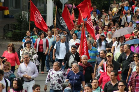 Como cada año, integrantes del SETSUV se manifestaron primeramente en la Secretaría del Trabajo, bloquearon la circulación de Ávila Camacho por algunos minutos, para posteriormente caminar hacia el centro de la ciudad y dirigirse a la rectoría de la UV. Las demandas, las mismas, el aumento de salario. 